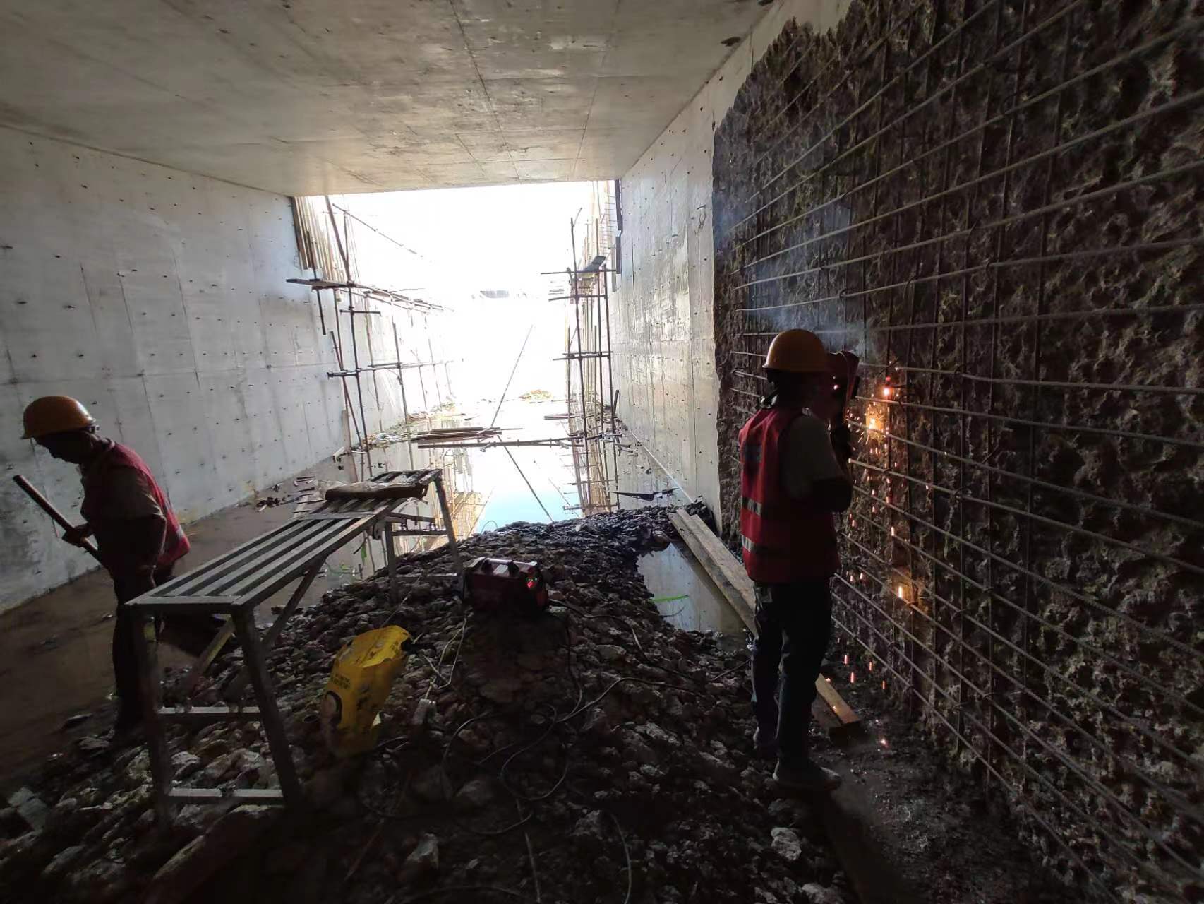 新华镇挖断承重墙导致楼体开裂，加固施工方案出炉